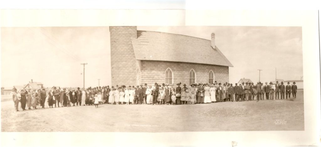 German Lutheran Congregation in front of the United Lutheran Church in 1915